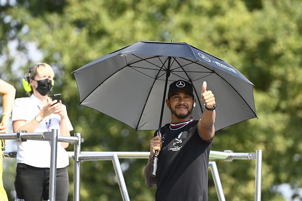 Lewis Hamilton, Mercedes, nella sfilata dei piloti