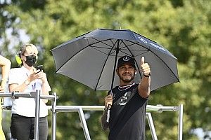 Hamilton: "Max sentirà la pressione della sfida per il titolo"
