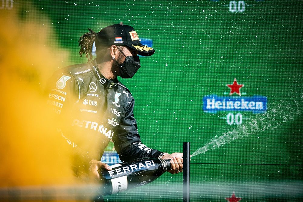 Hamilton szerint lassú a Mercedes, fejlesztéseket sürget
