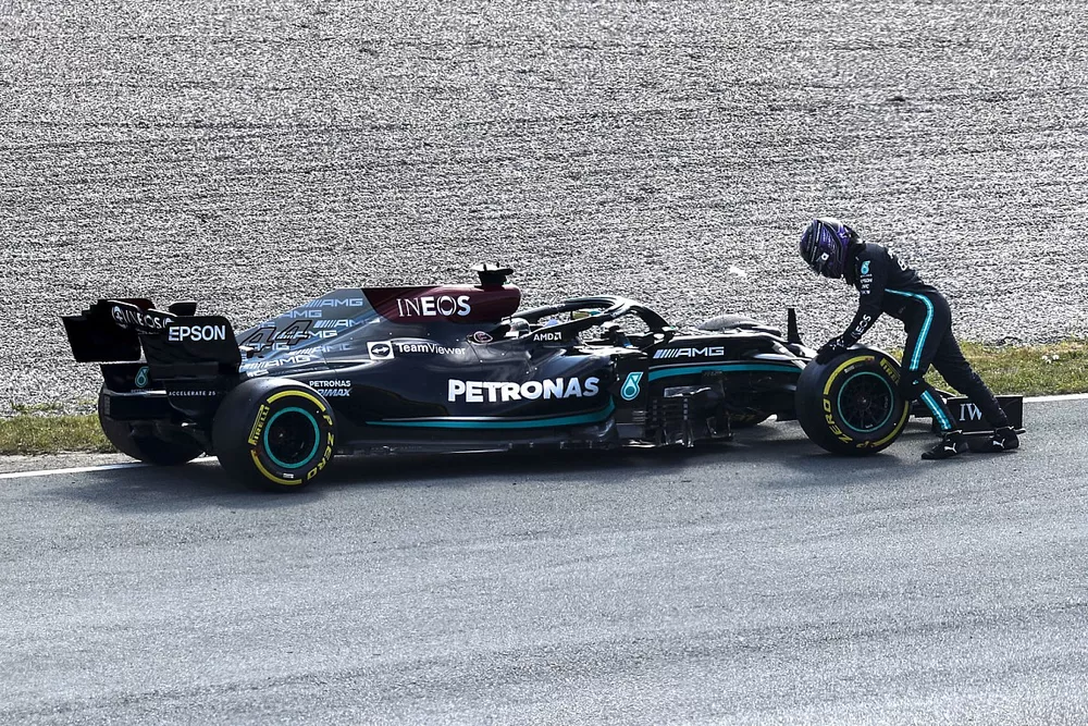 Lewis Hamilton, Mercedes W12, valt uit tijdens VT2