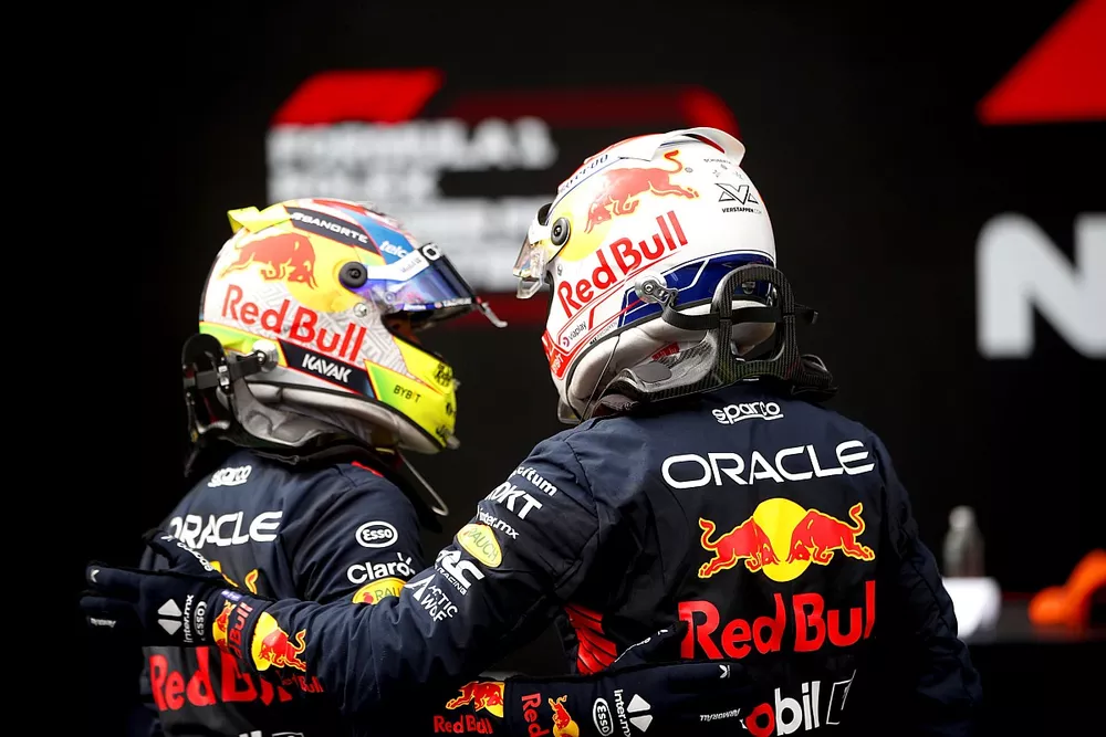 Ganador Max Verstappen, Red Bull Racing, con el tercer lugar Sergio P&eacute;rez, Red Bull Racing, se felicitan mutuamente en Parc Ferme