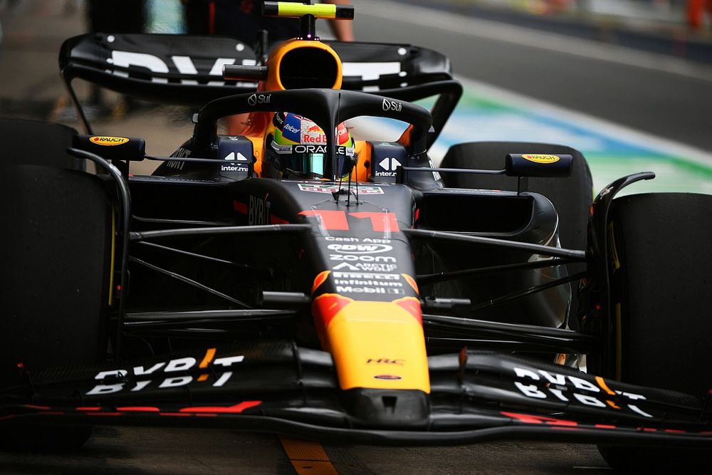 Sergio P&eacute;rez, Red Bull Racing RB19, en boxes