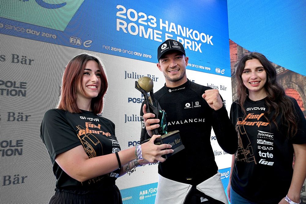 El poleman Jake Dennis, Andretti Autosport,  recibe el premio Julius Baer por la pole position de manos de Sabina y Chiara, Sapienza Fast Charge Formula Student Team