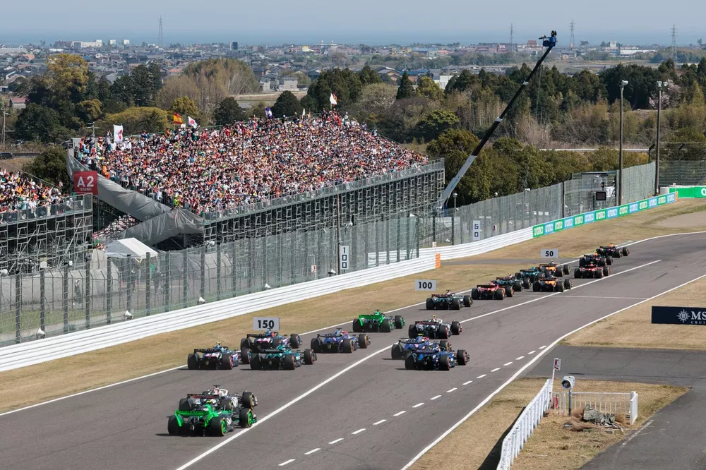 Los coches se dirigen a la primera curva al inicio de la carrera