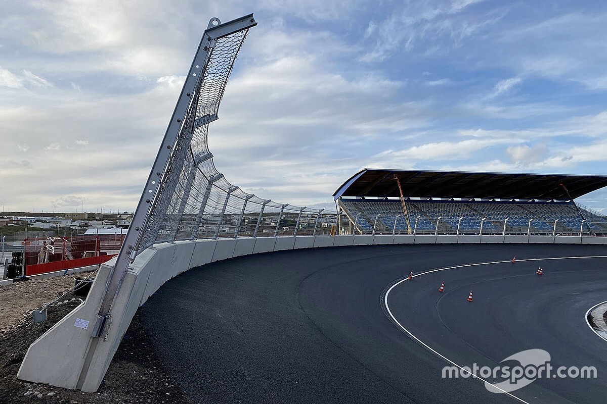 VIDEO: YouTuber racet in game over verbouwd Circuit Zandvoort