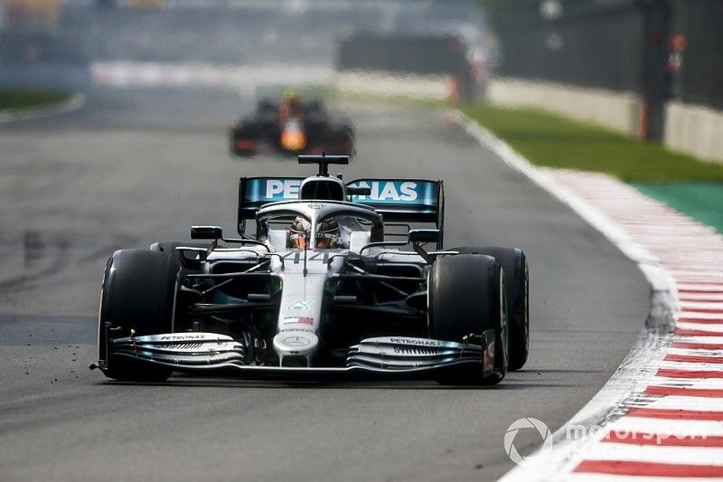 Erre fókuszál Hamilton vezetés közben