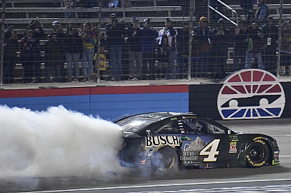 NASCAR-Rodeo in Fort Worth: Harvick zieht mit Sieg ins Finale ein