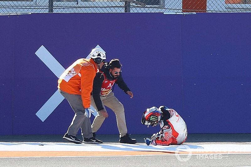 Bagnaia touché au poignet et confus après sa chute