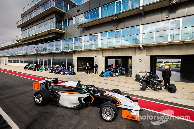 S5000 teams test at The Bend