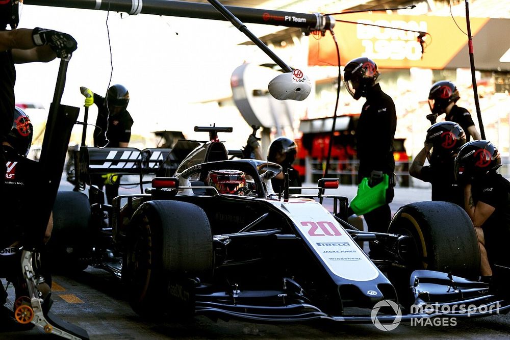 Így gyakorolja a Haas az F1-es kerékcseréket a parkolóban, szabad ég alatt (videó)