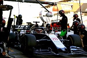 Így gyakorolja a Haas az F1-es kerékcseréket a parkolóban, szabad ég alatt (videó)