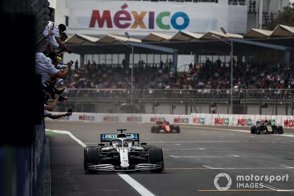 El ganador de la carrera Lewis Hamilton, Mercedes AMG F1 W10 cruza la l&iacute;nea de meta
