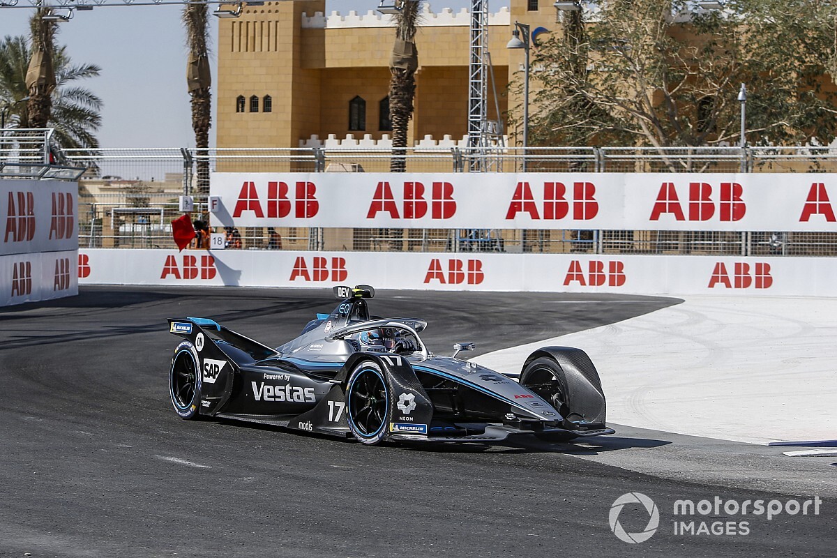 Diriyah E-Prix: De Vries, 0.6 saniye farkla pole pozisyonunu aldı