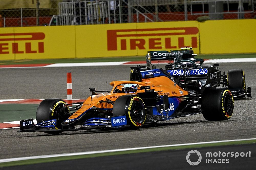 Daniel Ricciardo, McLaren MCL35M, Sebastian Vettel, Aston Martin AMR21