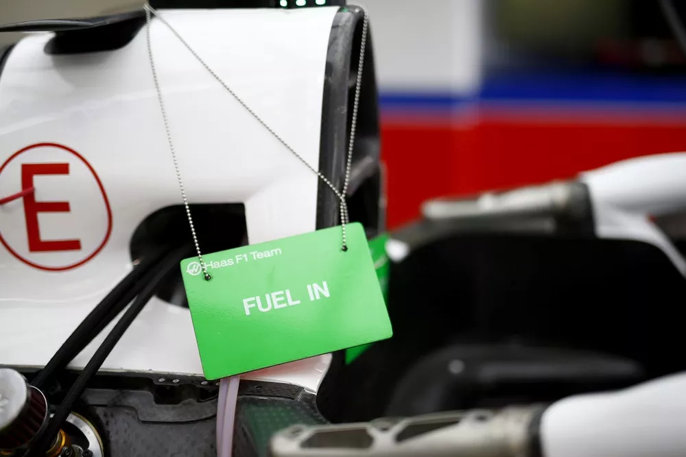 Cartel de mantenimiento que indica que un coche est&aacute; repostando en el garaje de Haas F1