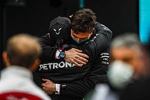 Wolff verwacht pas na seizoen contractverlenging Hamilton