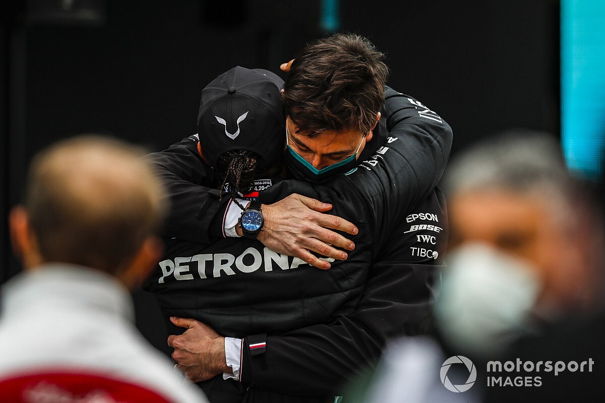 Wolff verwacht pas na seizoen contractverlenging Hamilton