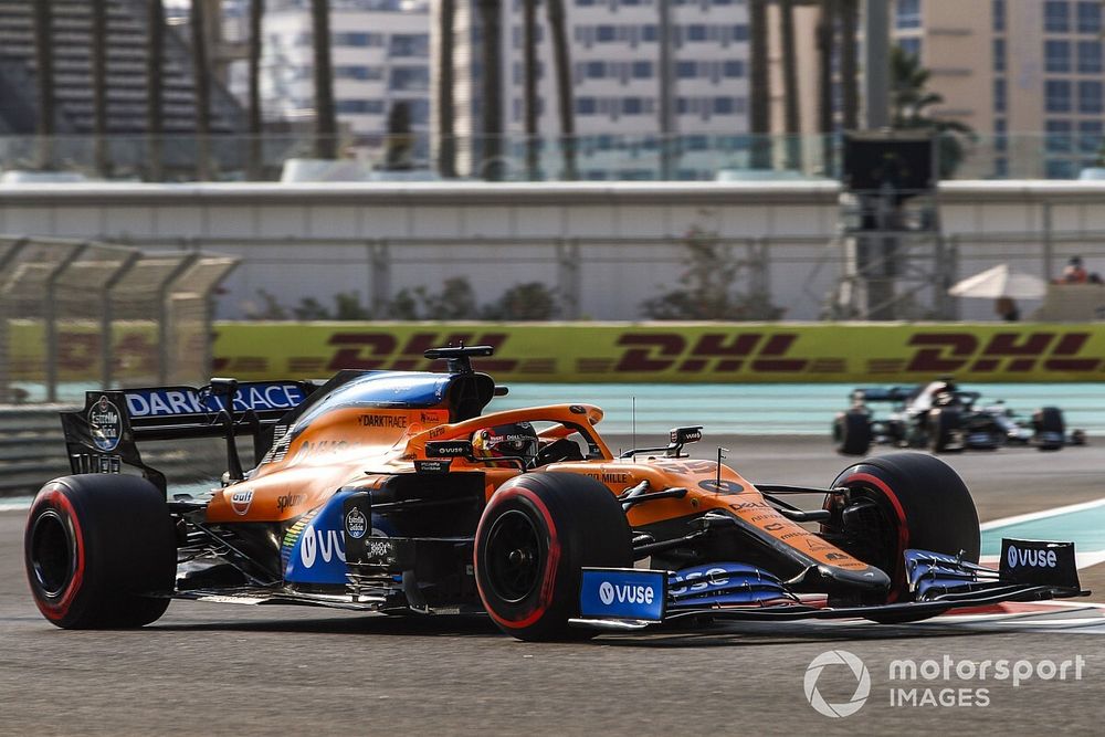 Carlos Sainz Jr., McLaren MCL35, Lewis Hamilton, Mercedes F1 W11