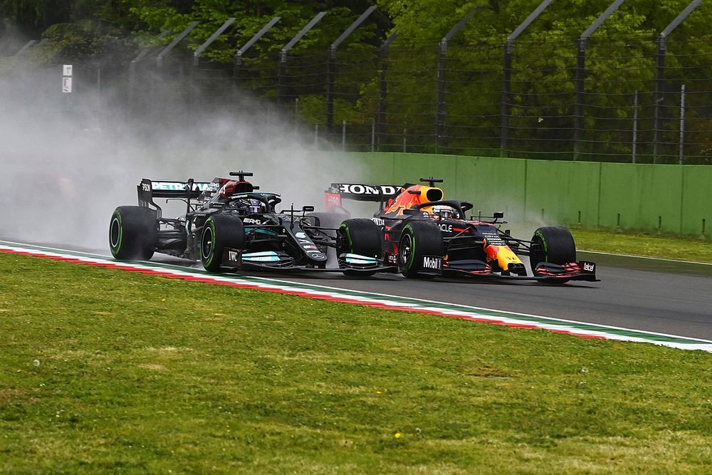 Lewis Hamilton, Mercedes W12, in gevecht met Max Verstappen, Red Bull Racing RB16B 