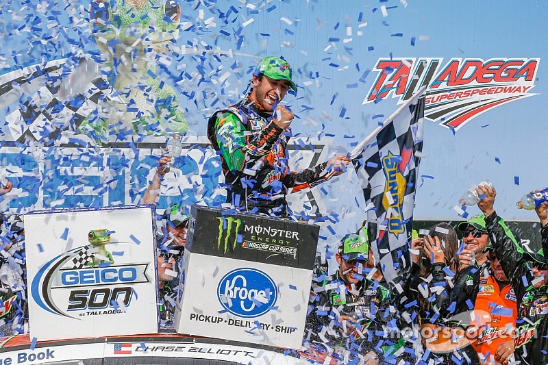 Chase Elliott gana tras un accidentado final en Talladega