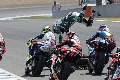 Кадр уик-энда: высокий полет и чудесное спасение гонщика Moto2 в Хересе
