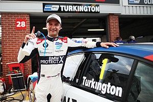 Oulton Park BTCC: Turkington pips Tordoff to pole by 0.027s