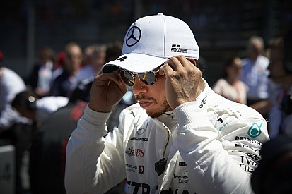 Hamilton a tartósabb gumikban látja a jobb versenyzés kulcsát