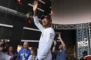 Hamilton: "Con i tecnici sono un rompiscatole, faccio domande anche quando ho torto"