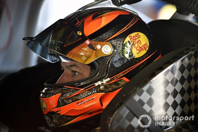 Truex supera incidente y vence en Richmond