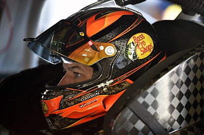 Truex supera incidente y vence en Richmond