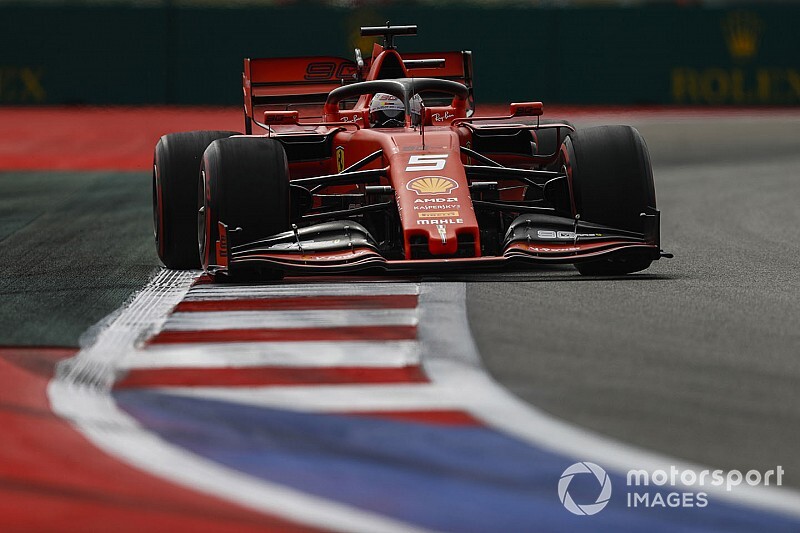 Vettel araçta tamamen mutlu değil