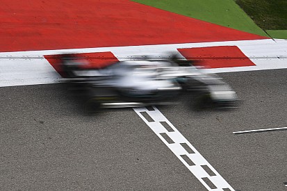 Hamilton az utolsó utáni pillanatokban mentett: durva csattanás lett volna (videó)
