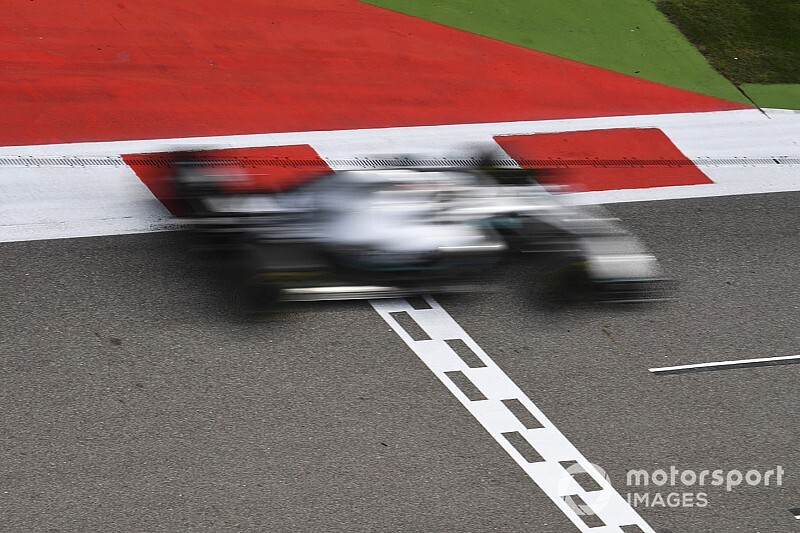 Hamilton az utolsó utáni pillanatokban mentett: durva csattanás lett volna (videó)