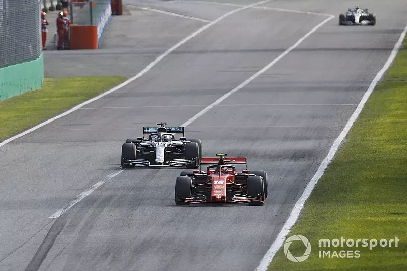 Charles Leclerc, Ferrari SF90, voor Lewis Hamilton, Mercedes AMG F1 W10