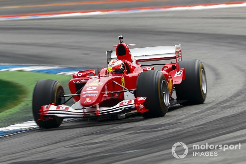 GALERIA: Filho de Schumacher pilota Ferrari do hepta do pai: "Incrível"