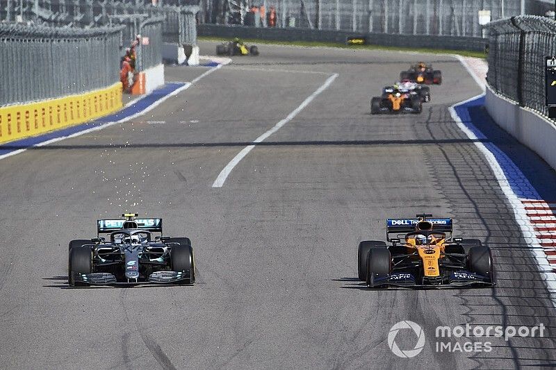 Valtteri Bottas, Mercedes AMG W10, en Carlos Sainz Jr., McLaren MCL34