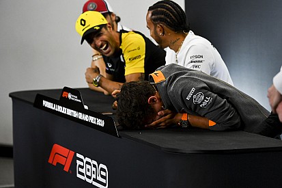 Vídeo: Norris chora de rir com piada de Ricciardo em coletiva da F1