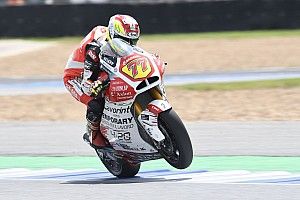Видео: гонщик Moto2 проехал вверх ногами