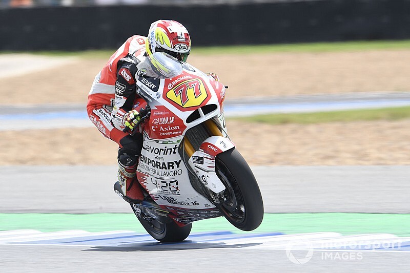 Видео: гонщик Moto2 проехал вверх ногами