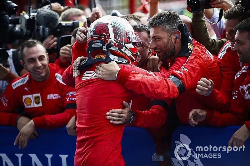 Charles Leclerc, Ferrari, celebra la victoria en parc ferme 