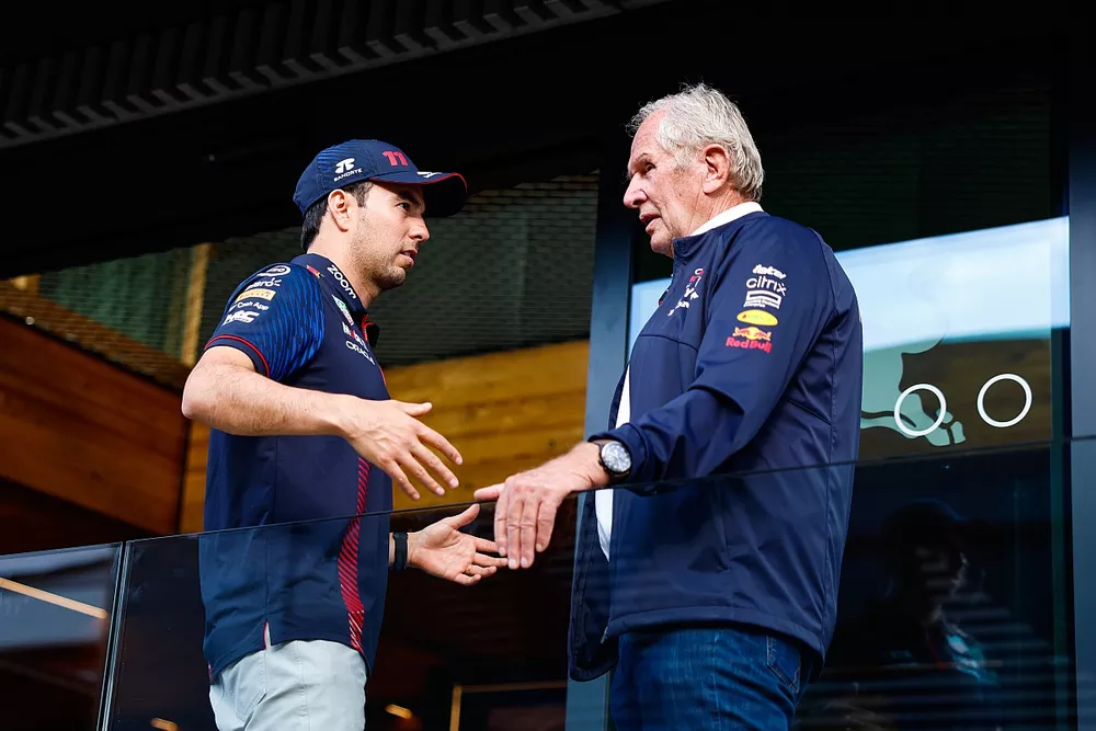 Sergio Perez, Red Bull Racing, com Helmut Marko, Consultor, Red Bull Racing
