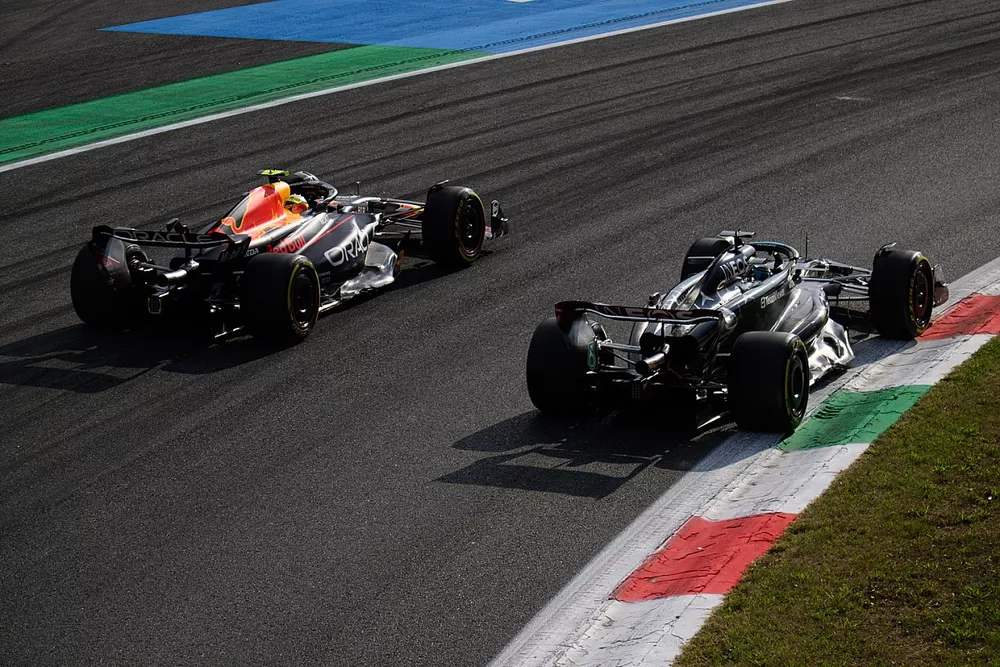 Sergio P&eacute;rez, Red Bull Racing RB19,George Russell, Mercedes W14