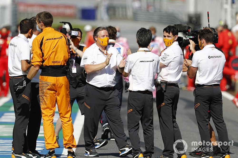 Videón a McLaren hatalmas öröme a garázsból, miközben Norris megcsinálja: hangerőt fel!