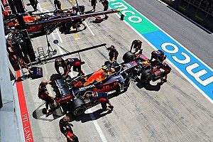 Механики Red Bull работали с машинами всю ночь