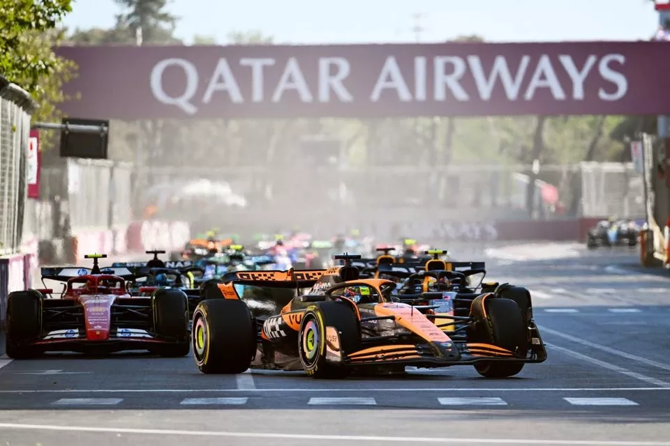 Oscar Piastri, McLaren MCL38, Carlos Sainz, Ferrari SF-24, Sergio Perez, Red Bull Racing RB20, the remainder of the field on the opening lap