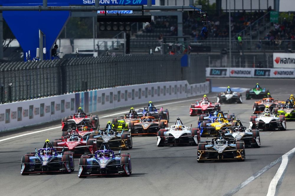 Pascal Wehrlein TAG Heuer Porsche Formula E Team Porsche 99X Electric Gen3 the field into turn one at the start