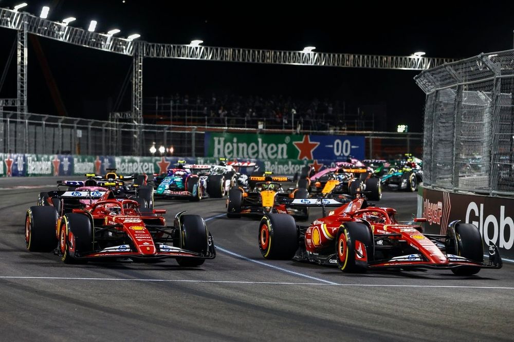 Charles Leclerc, Ferrari SF-24, Carlos Sainz, Ferrari SF-24, Pierre Gasly, Alpine A524, Lando Norris, McLaren MCL38, the remainder of the field at the start