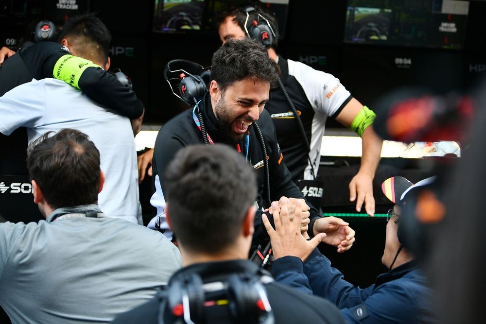 Adrián Campos Jr, director de Campos Racing, celebra con el equipo