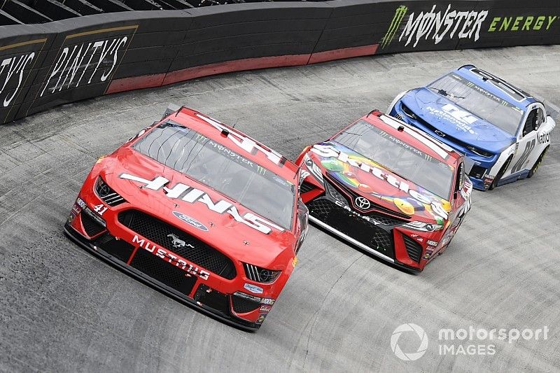 Kevin Harvick gana la pole para Richmond y Suárez en noveno
