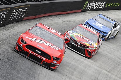 Kevin Harvick gana la pole para Richmond y Suárez en noveno